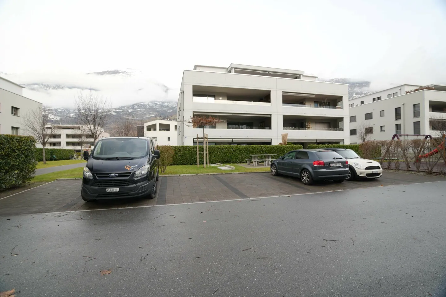 Place de parking extérieure à louer dans un emplacement central / Visp Ouest - Photo 3 sur 4