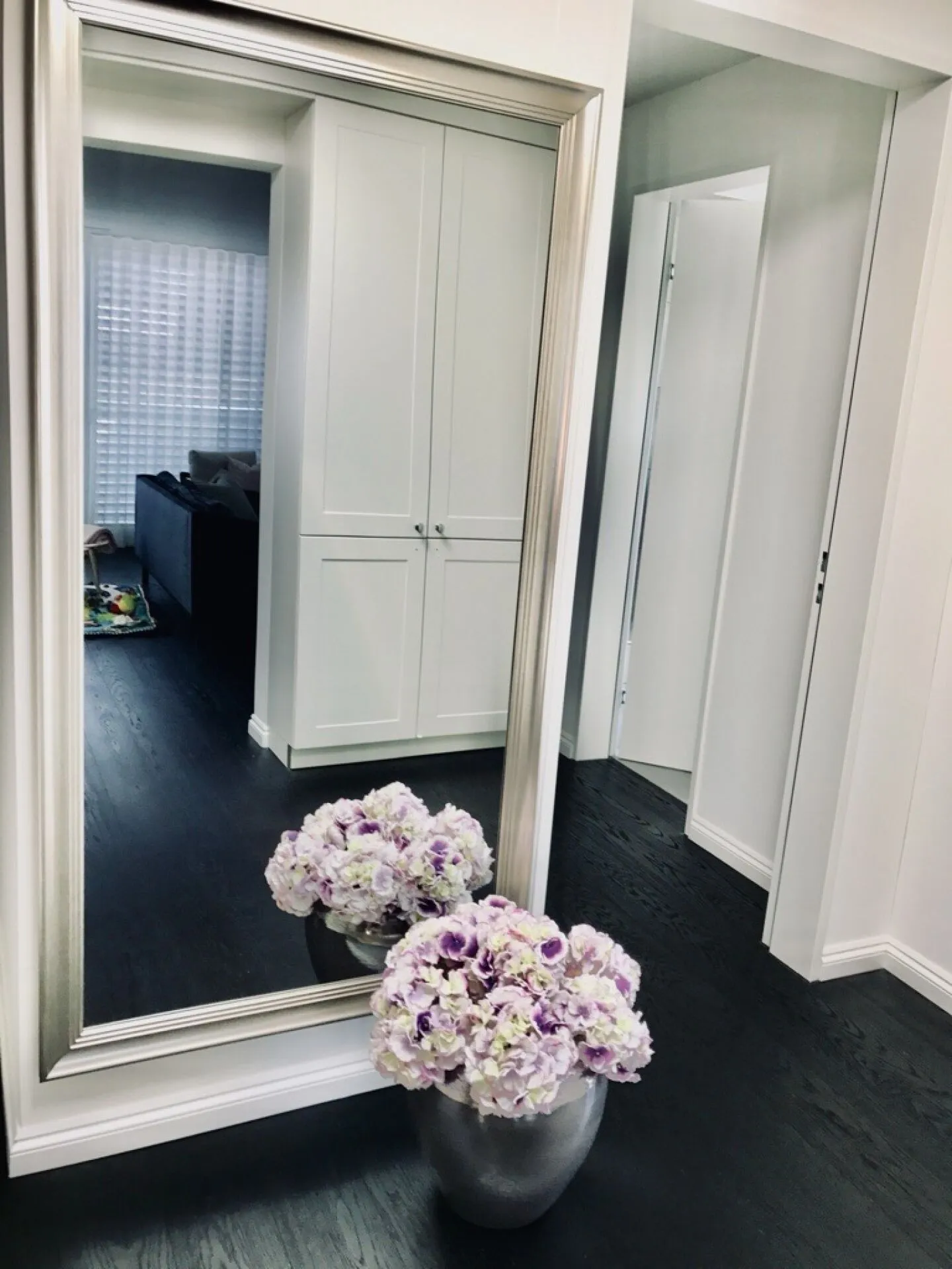 Appartamento attico esclusivo con vista a Hinwil - 125 m² di superficie abitabile, 4,5 stanze, 2 balconi, 2 bagni, garage sotterraneo - Foto 2 di 13