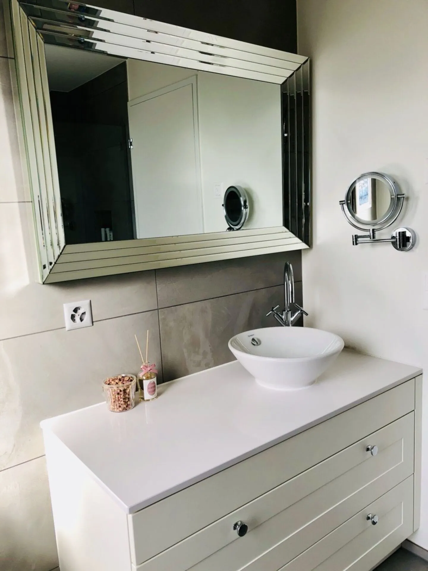 Appartamento attico esclusivo con vista a Hinwil - 125 m² di superficie abitabile, 4,5 stanze, 2 balconi, 2 bagni, garage sotterraneo - Foto 4 di 13