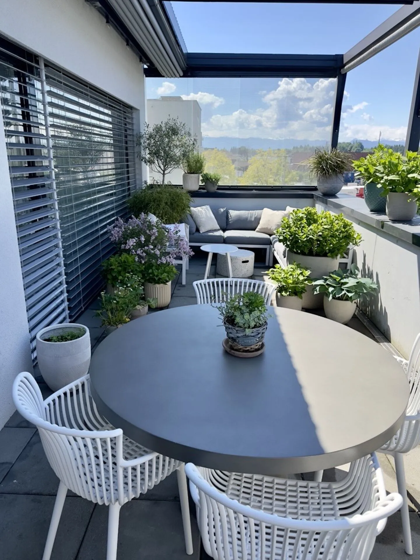 Appartamento attico esclusivo con vista a Hinwil - 125 m² di superficie abitabile, 4,5 stanze, 2 balconi, 2 bagni, garage sotterraneo - Foto 6 di 13