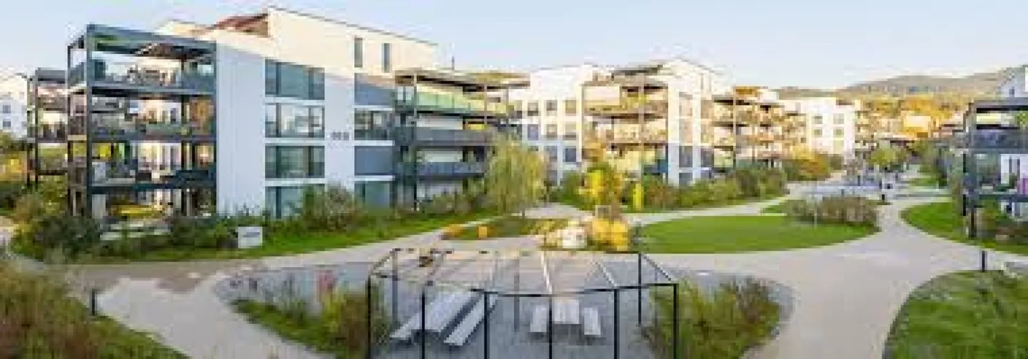 Appartamento attico esclusivo con vista a Hinwil - 125 m² di superficie abitabile, 4,5 stanze, 2 balconi, 2 bagni, garage sotterraneo - Foto 12 di 13