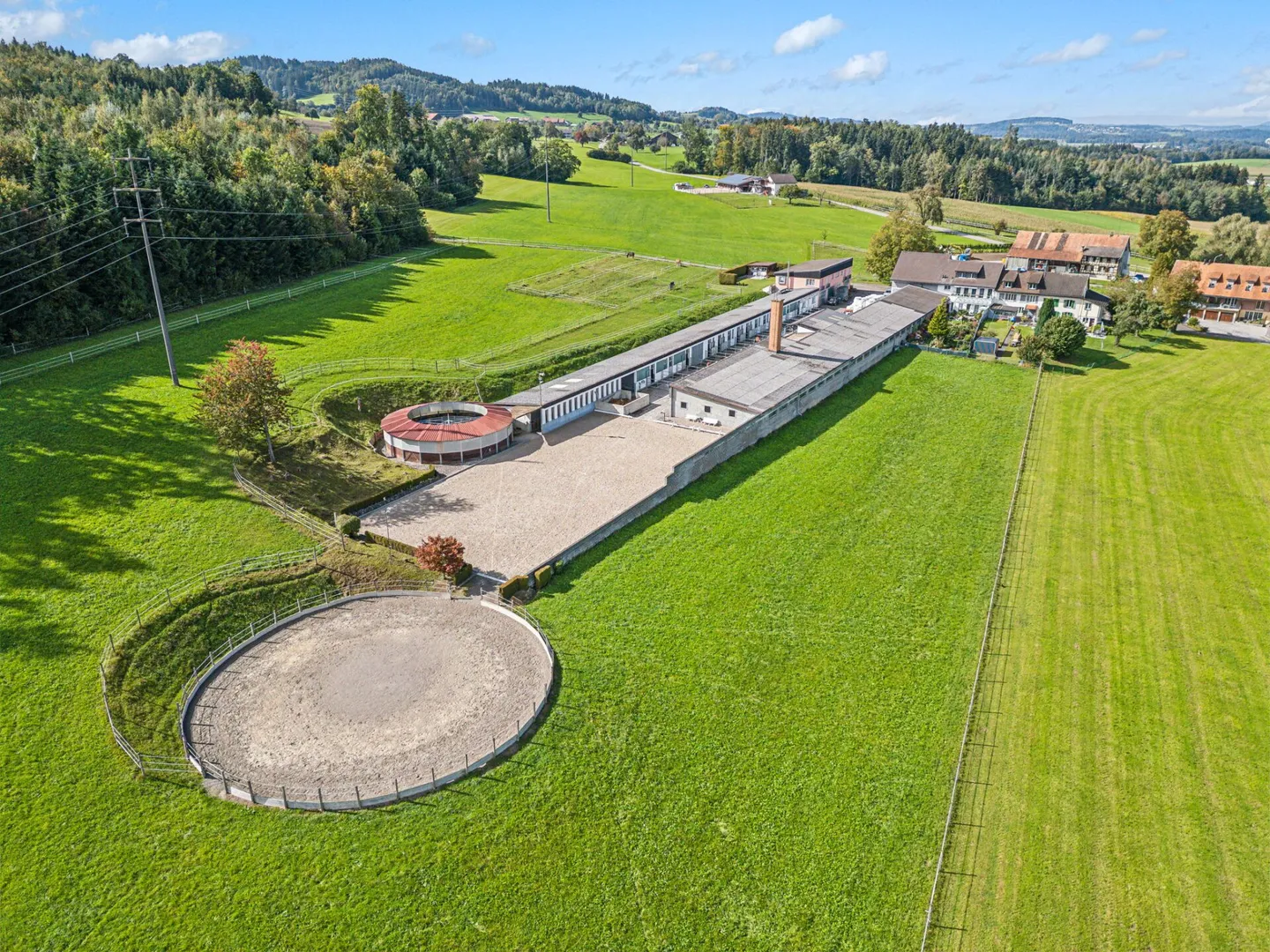 CENTRO EQUESTRE CON INFRASTRUTTURA DIVERSIFICATA E POSSIBILITÀ DI ESPANSIONE - Foto 1 di 18