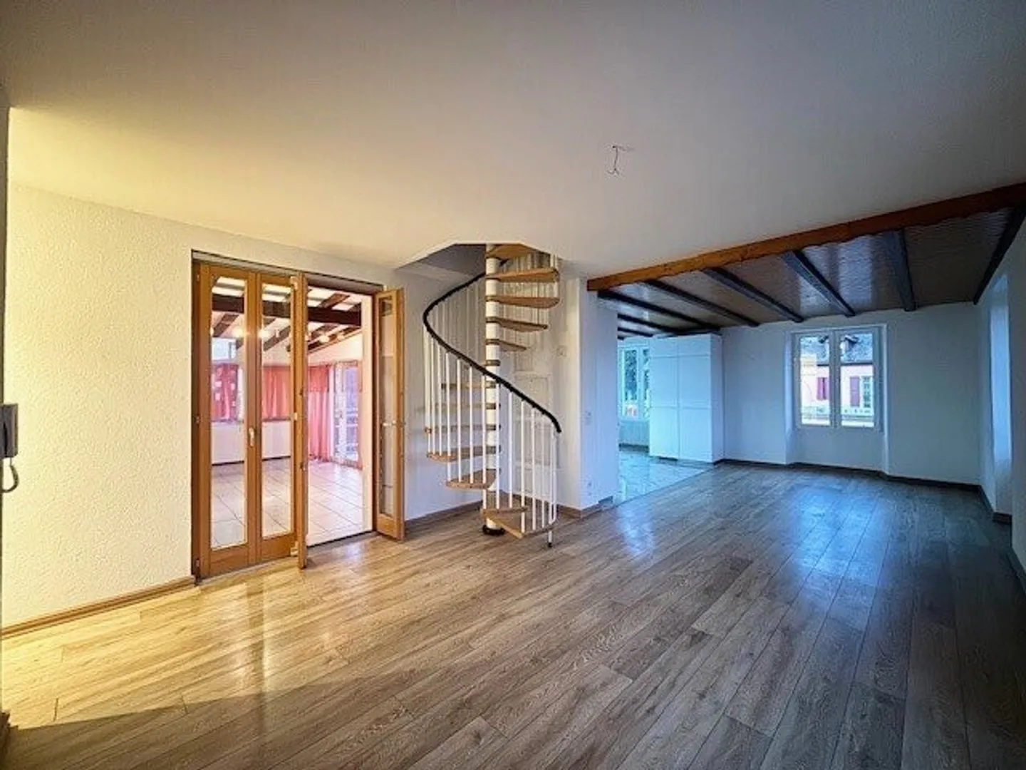 Ampio appartamento di 6,5 stanze nel centro di Penthalaz - Foto 1 di 9