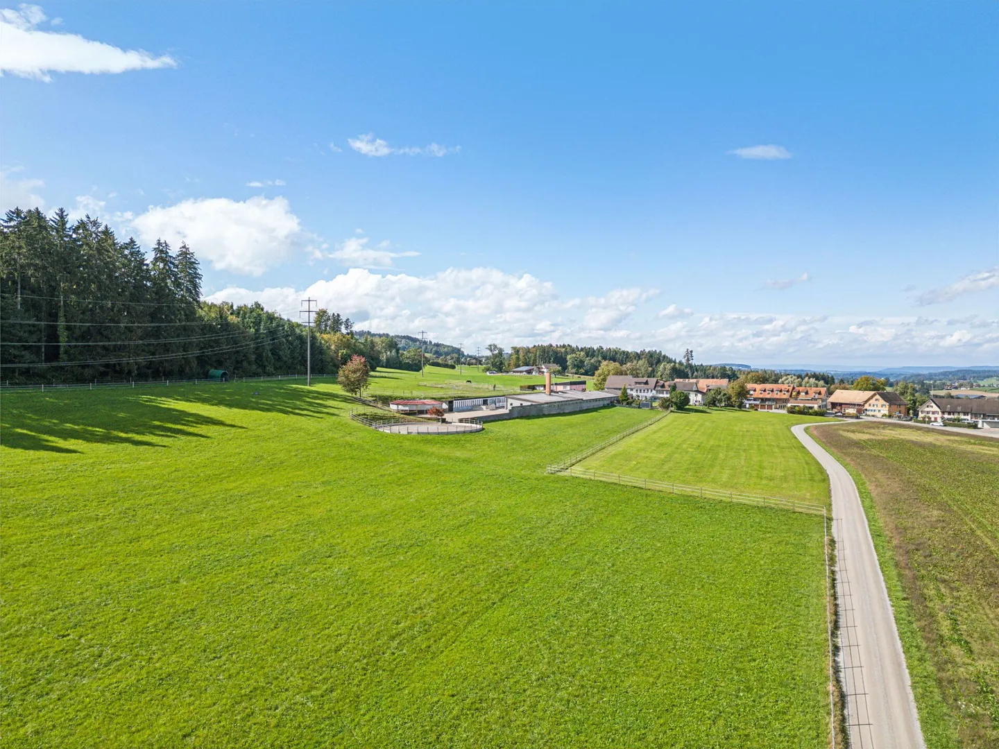 CENTRO EQUESTRE CON INFRASTRUTTURA DIVERSIFICATA E POSSIBILITÀ DI ESPANSIONE - Foto 9 di 18