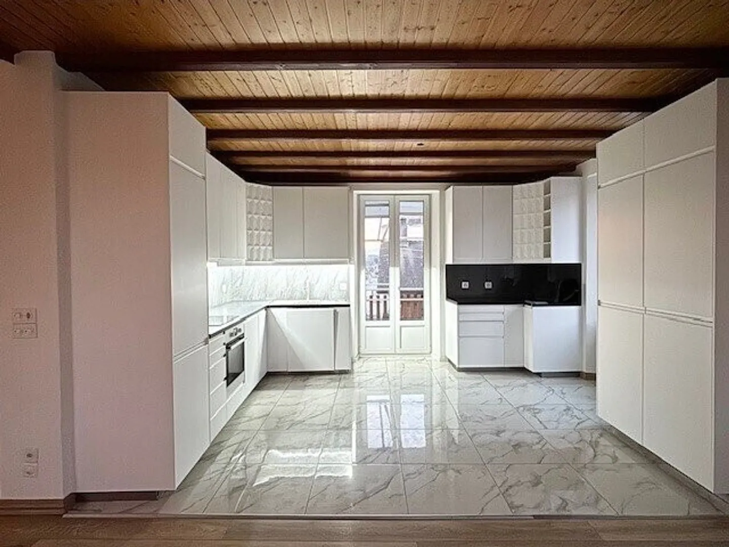 Ampio appartamento di 6,5 stanze nel centro di Penthalaz - Foto 2 di 9