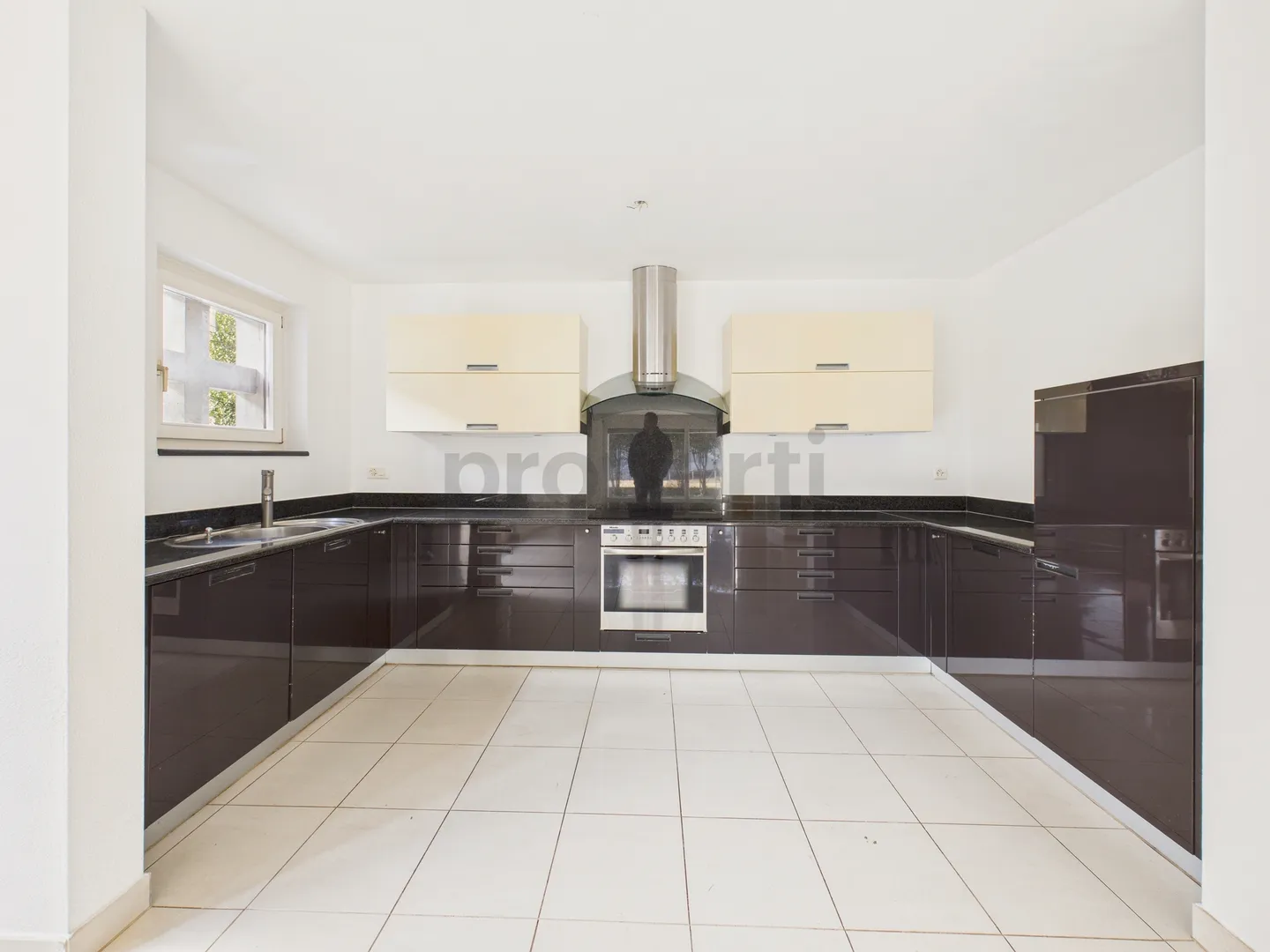 Nous vendons une belle maison spacieuse à Brione sopra Minusio avec piscine et jardin. (Pas de vue sur le lac) - Photo 4 sur 12