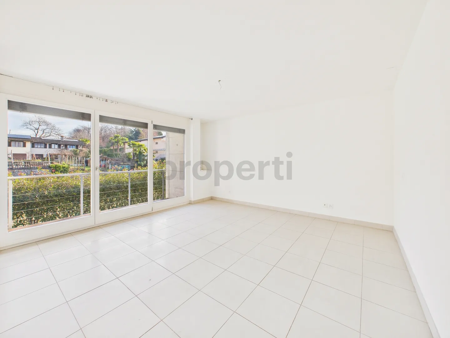 Nous vendons une belle maison spacieuse à Brione sopra Minusio avec piscine et jardin. (Pas de vue sur le lac) - Photo 5 sur 12