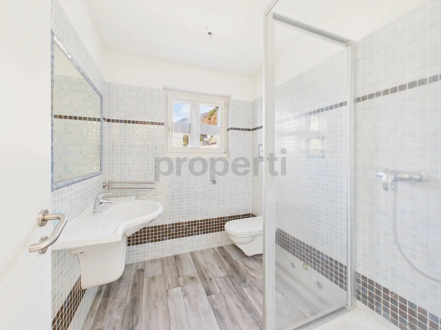 Nous vendons une belle maison spacieuse à Brione sopra Minusio avec piscine et jardin. (Pas de vue sur le lac) - Photo 11 sur 12