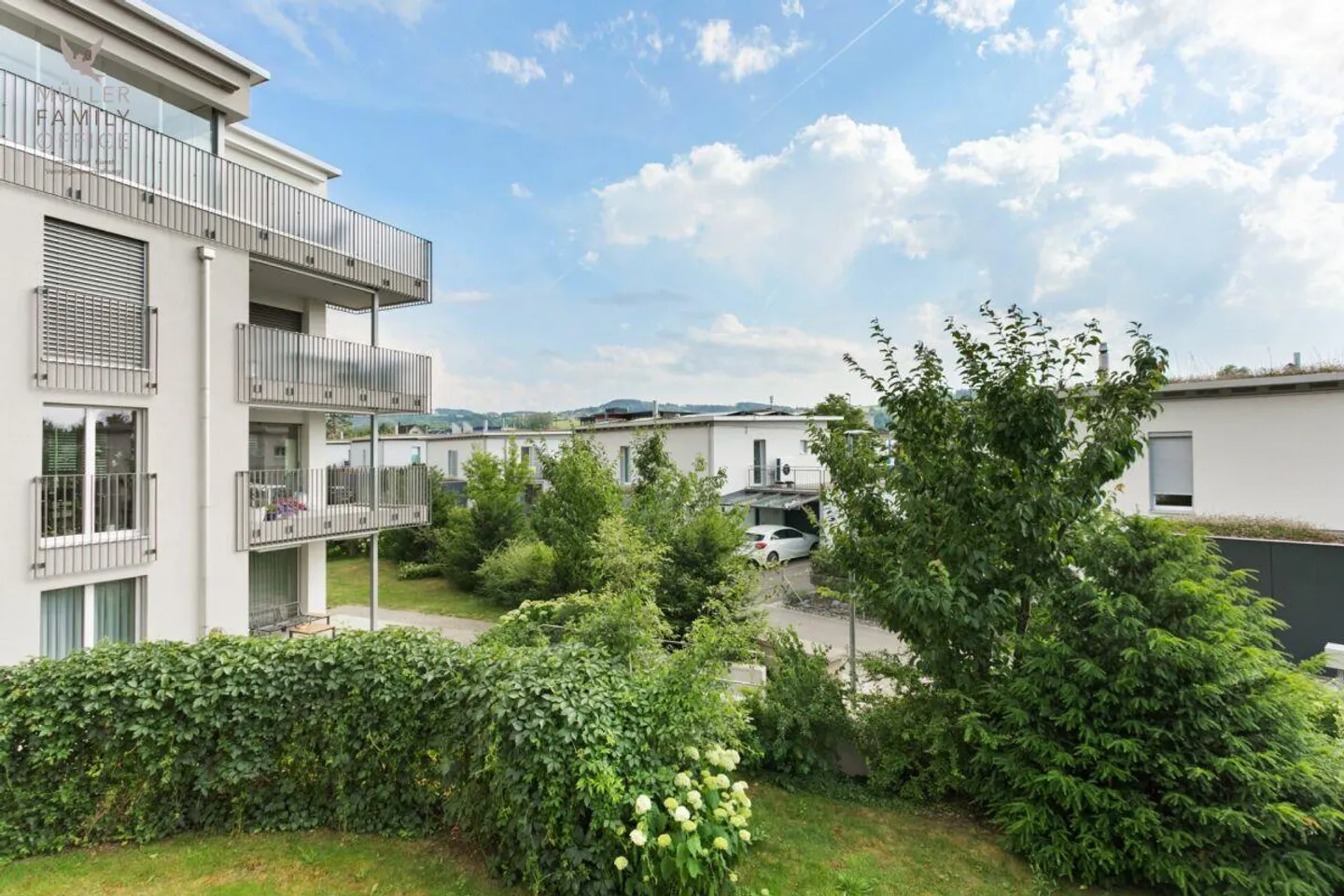 Beautiful and modern 3.5 room apartment close to the city in green surroundings - Photo 2 of 13