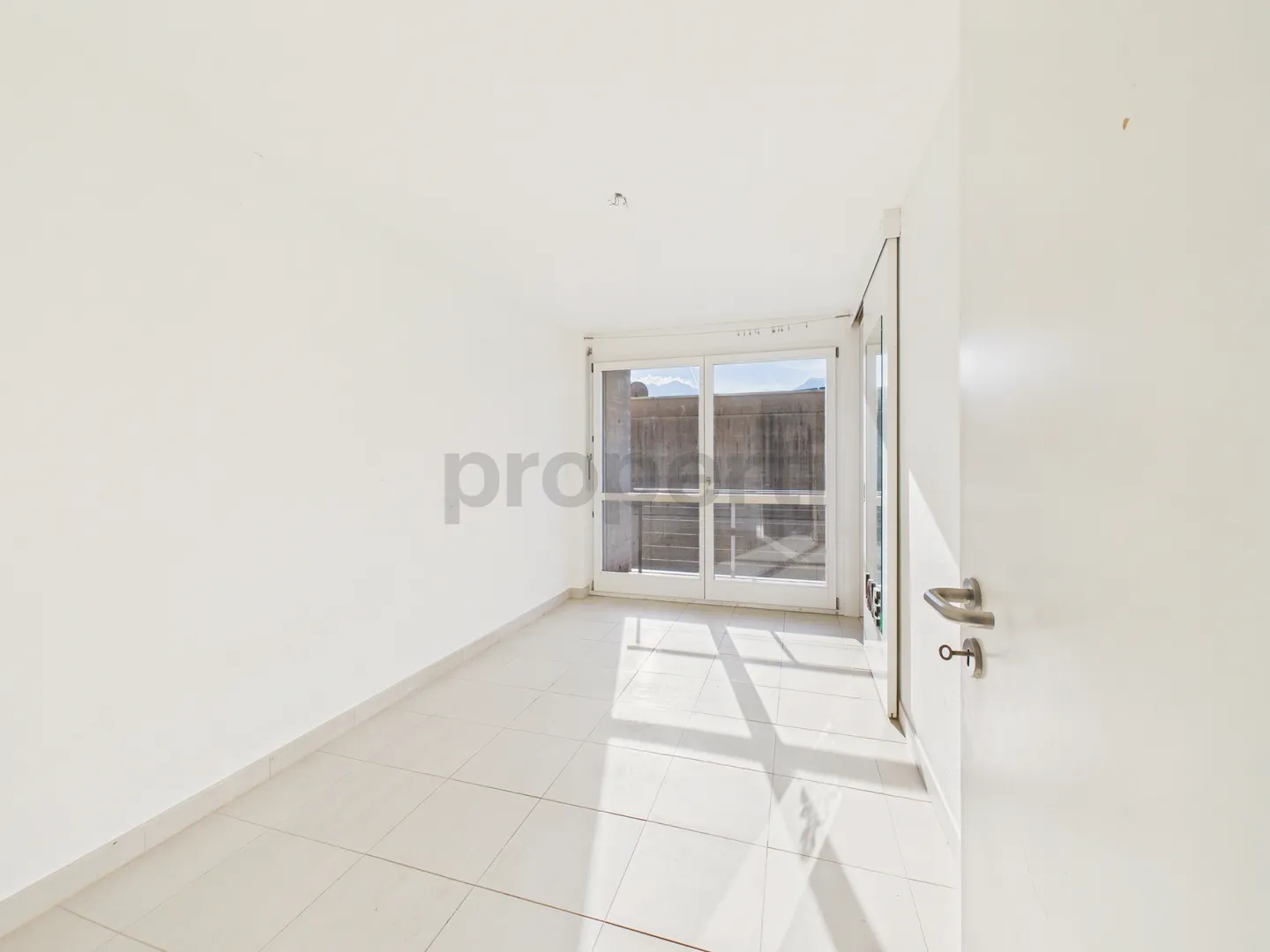 Nous vendons une belle maison spacieuse à Brione sopra Minusio avec piscine et jardin. (Pas de vue sur le lac) - Photo 9 sur 12