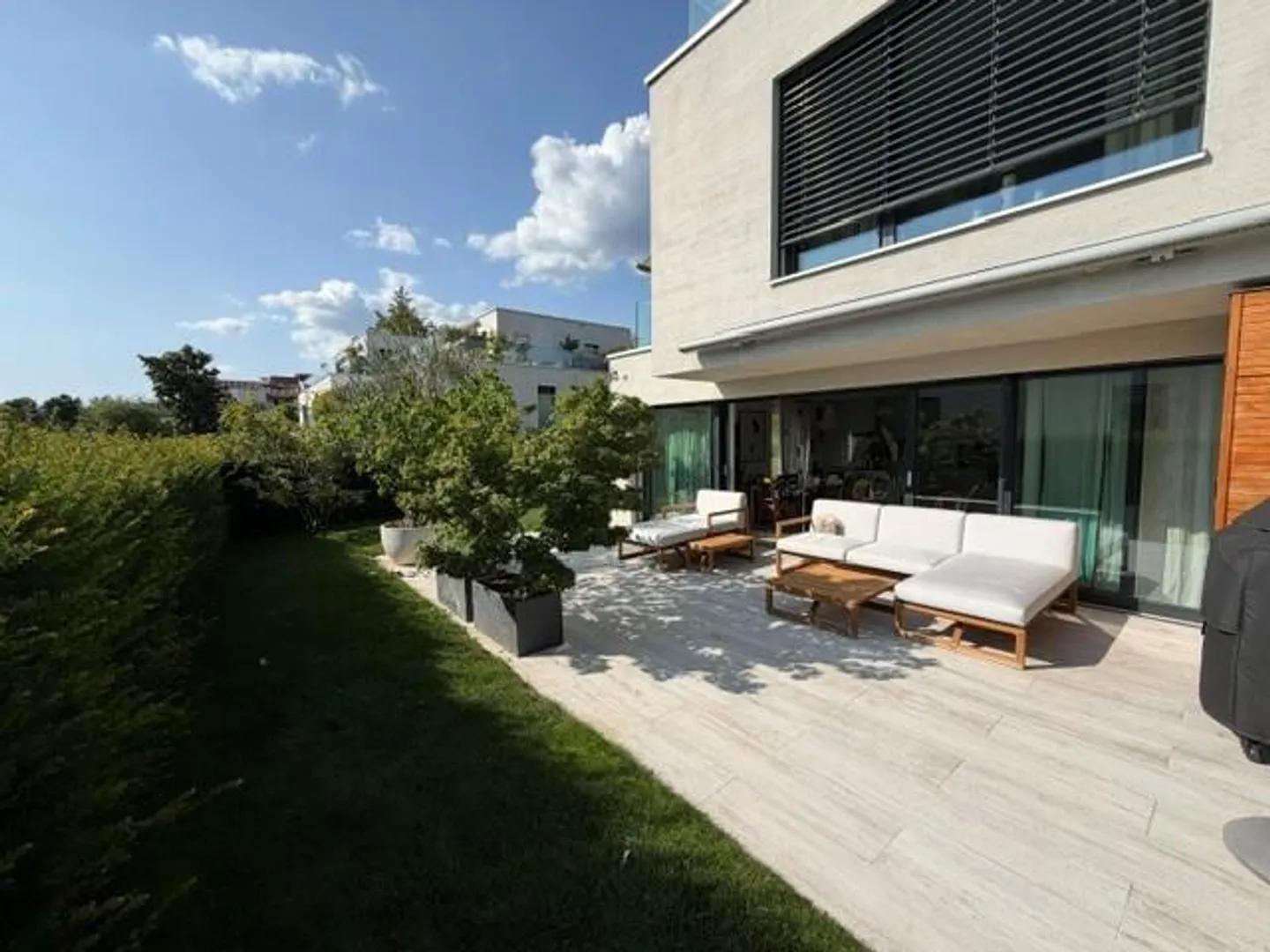 Modern 4.5-room apartment with spacious terrace in a quiet location - Photo 2 of 10