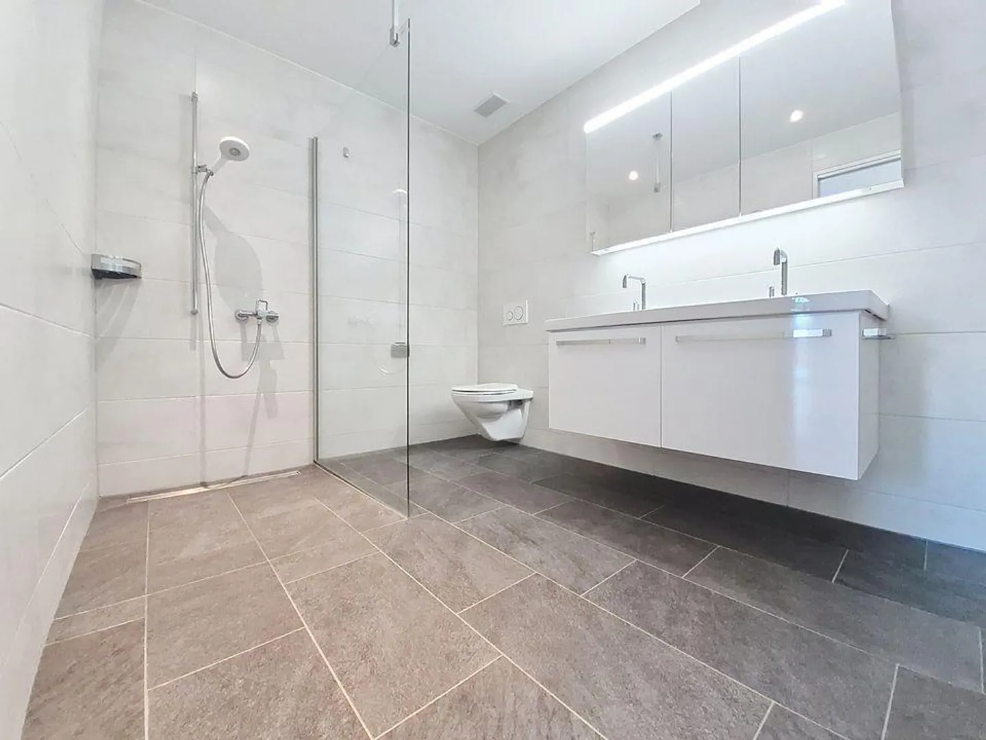 Modern 4.5-room apartment with spacious terrace in a quiet location - Photo 8 of 10