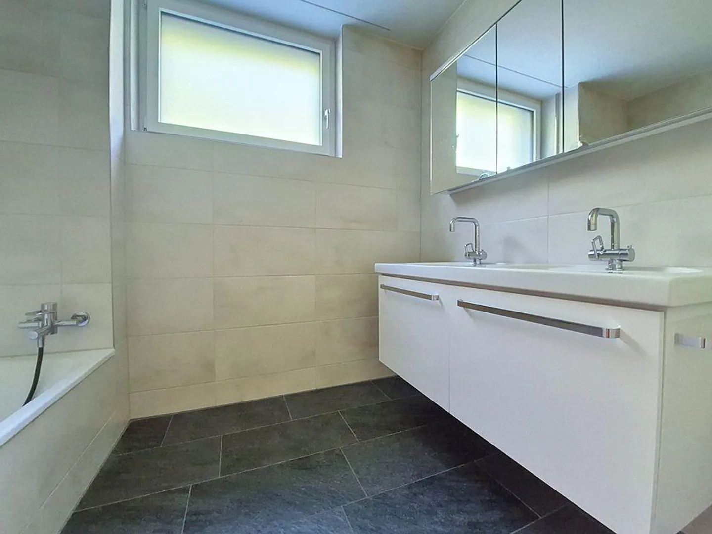 Modern 4.5-room apartment with spacious terrace in a quiet location - Photo 9 of 10