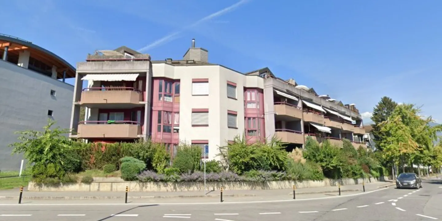 Charming Apartment with Balcony - Photo 2 of 4