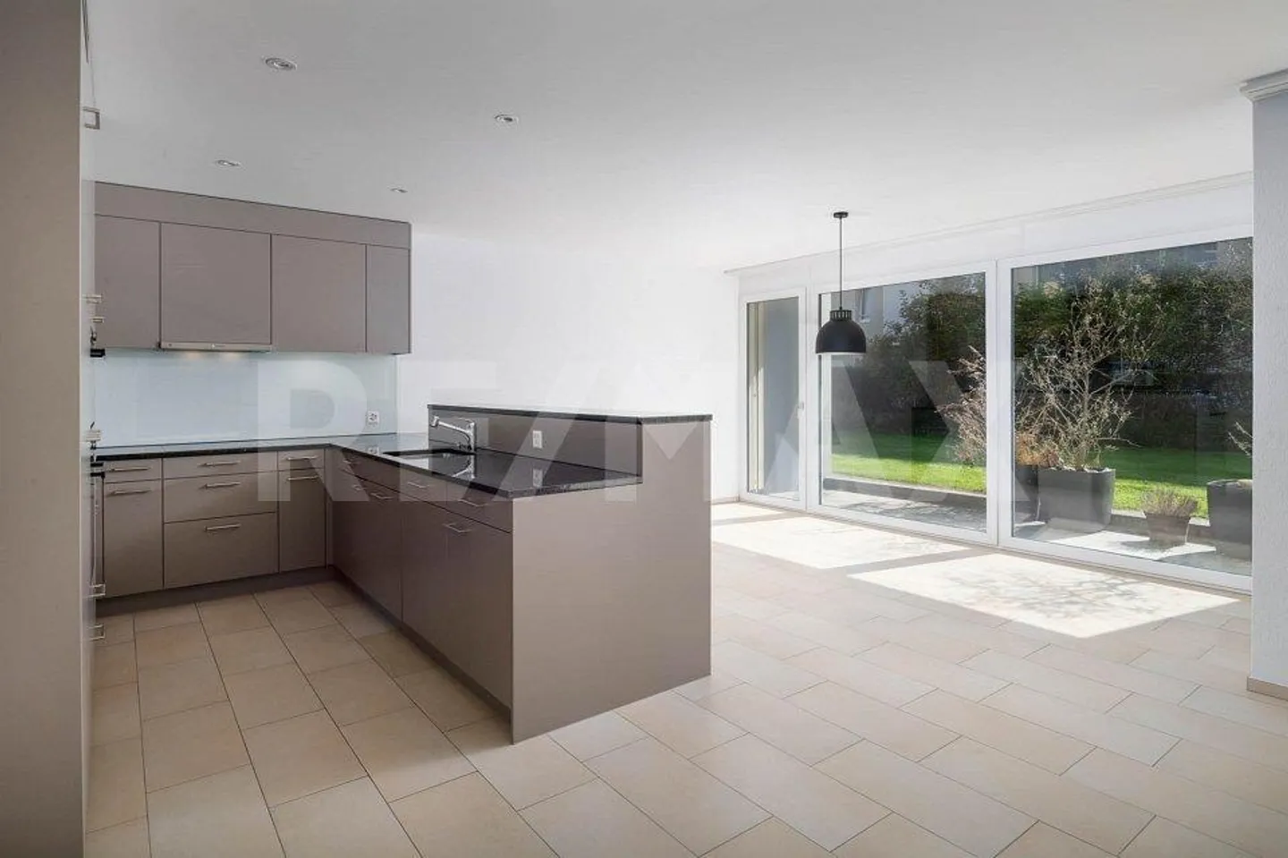 Beautiful 4.5-room garden apartment with winter garden and high-quality outdoor space - Photo 10 of 13