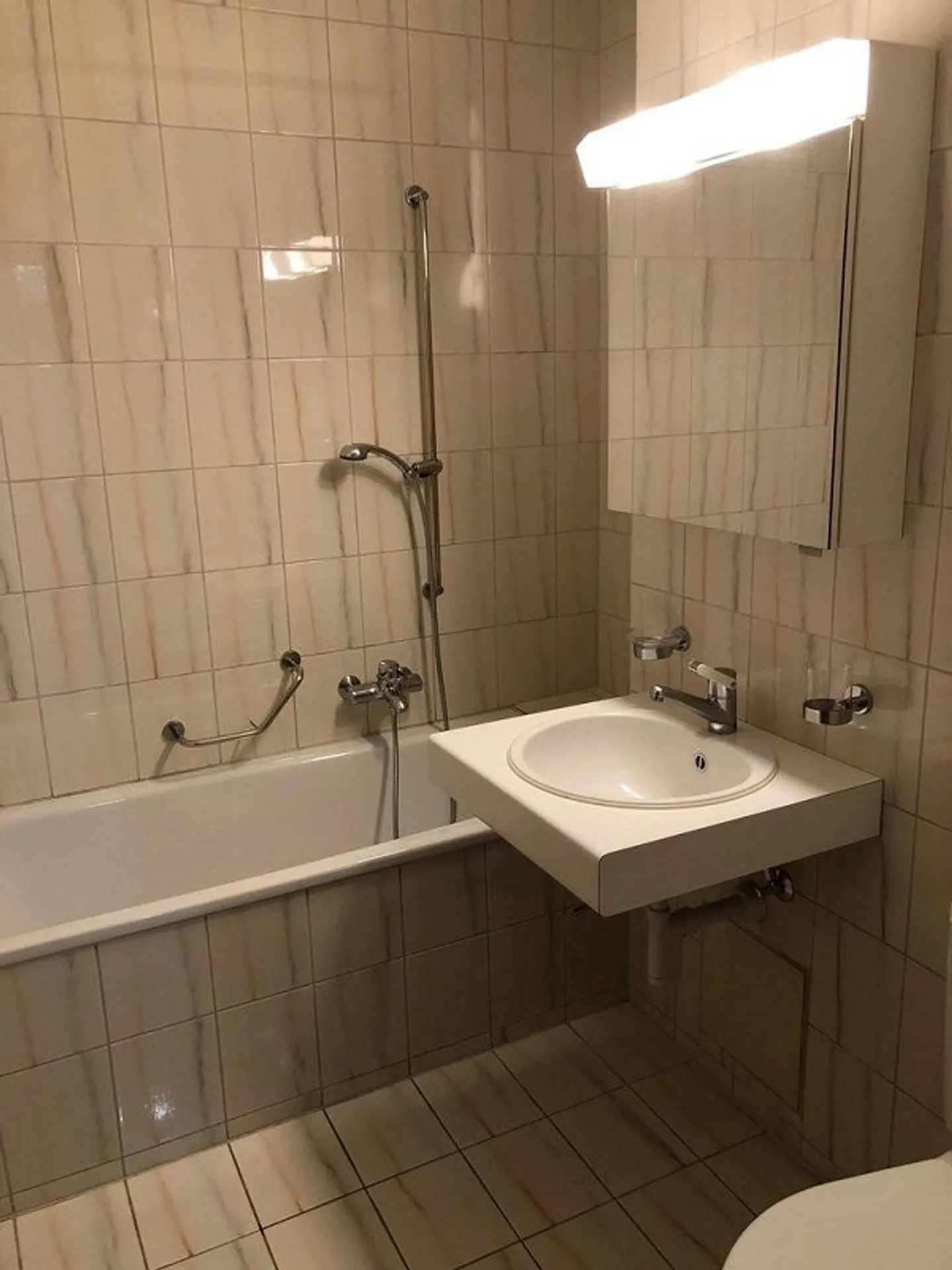 Appartamento 1 camera vicino alla città con area giardino - Foto 2 di 3