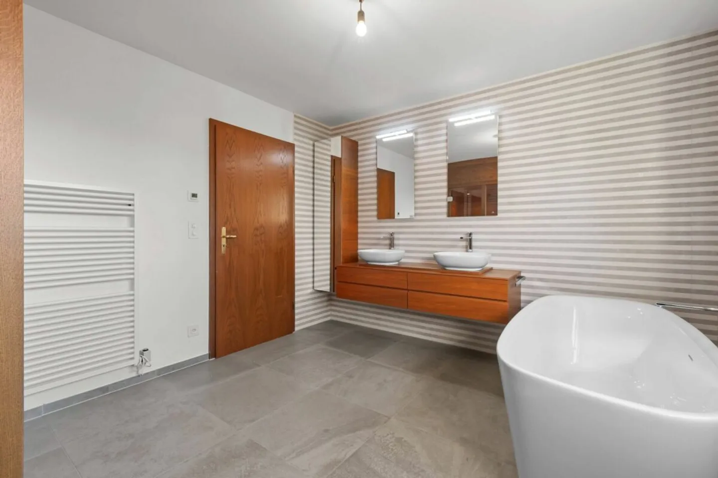 Appartamento in maisonette con camino, area giardino e 2 posti auto all'aperto! - Foto 10 di 17