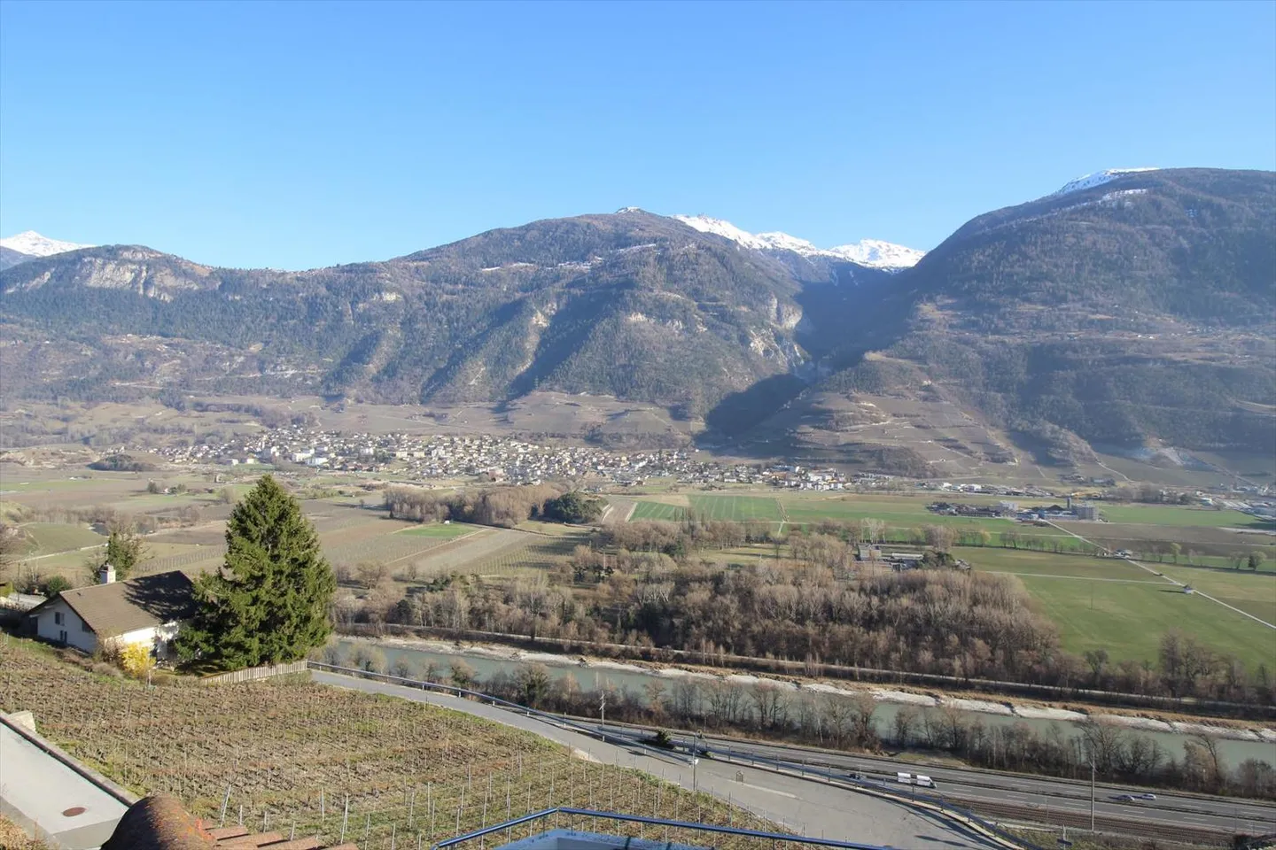 Spacious Apartment with Terrace and Panoramic View | Ollon | - Photo 4 of 13