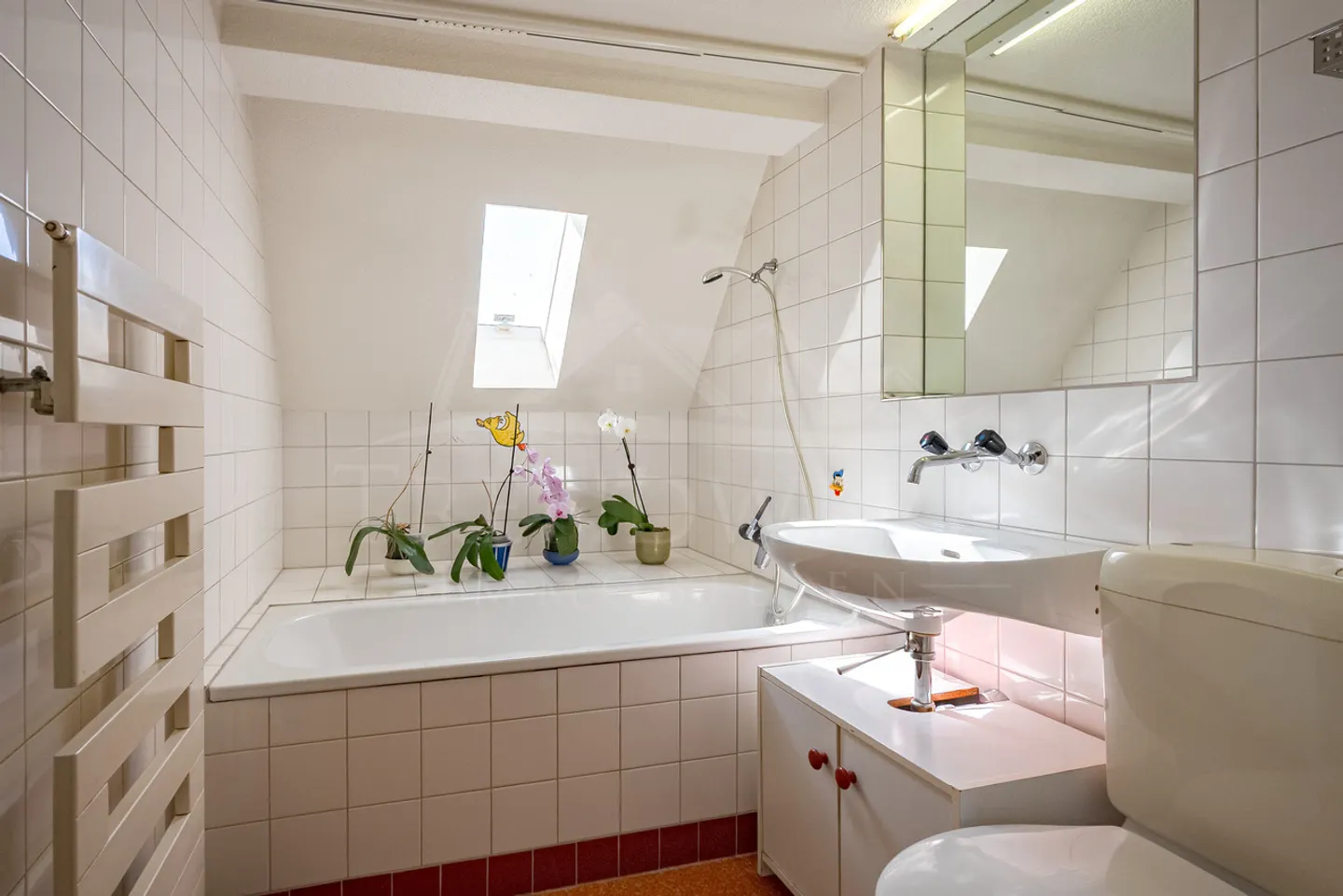Spacious Maisonette Apartment - Photo 8 of 13