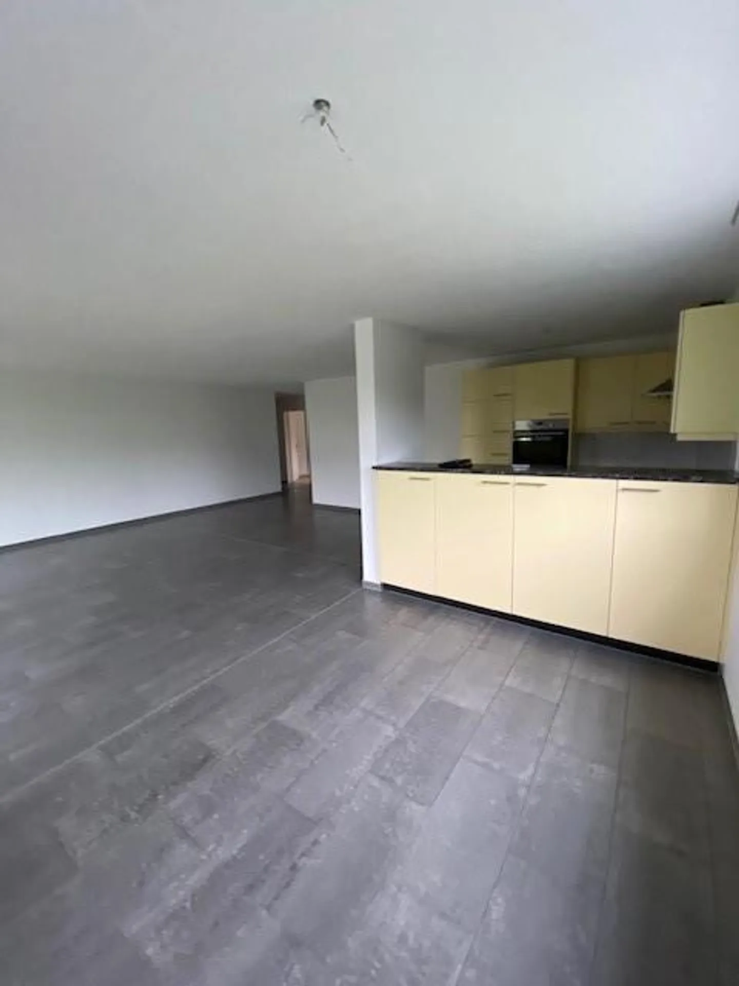 Grosszügige Wohnung im Erdgeschoss mit eigener Terrasse - Photo 2 sur 11