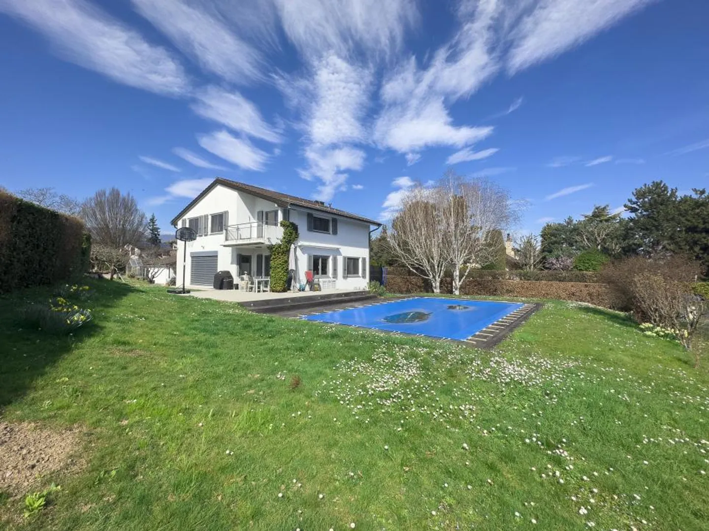 Villa indipendente, piscina e giardino alberato in un tranquillo quartiere residenziale senza disturbi acustici. - Foto 1 di 9
