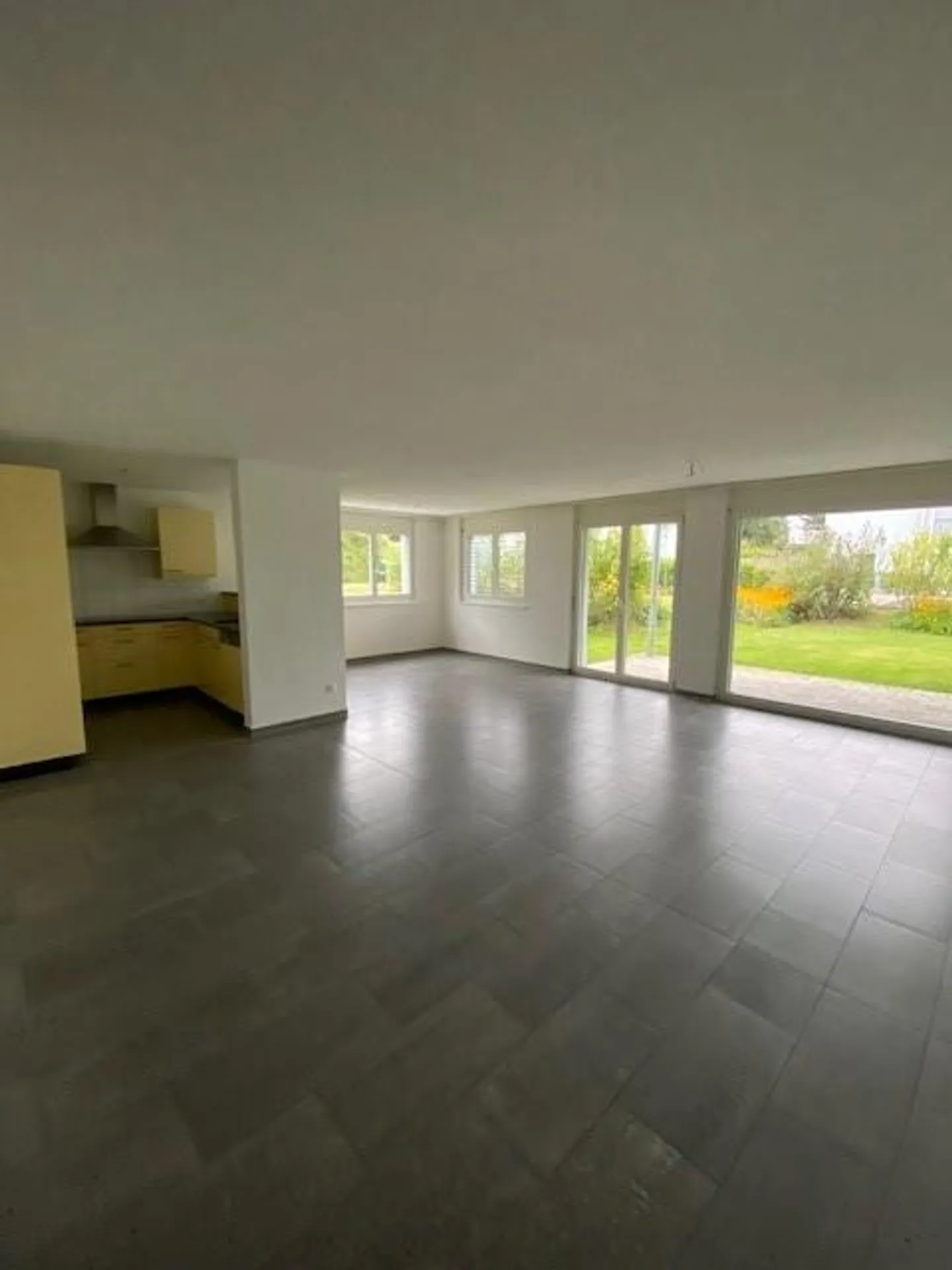 Grosszügige Wohnung im Erdgeschoss mit eigener Terrasse - Photo 4 sur 11