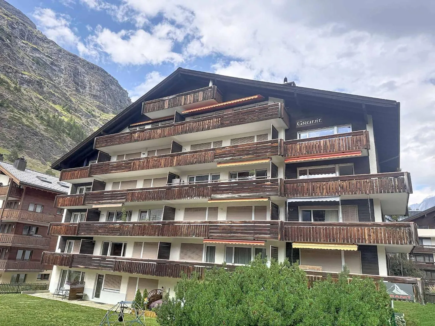 2.5-room apartment exclusive secondary residence with unobstructed view of the Matterhorn - Photo 1 of 13