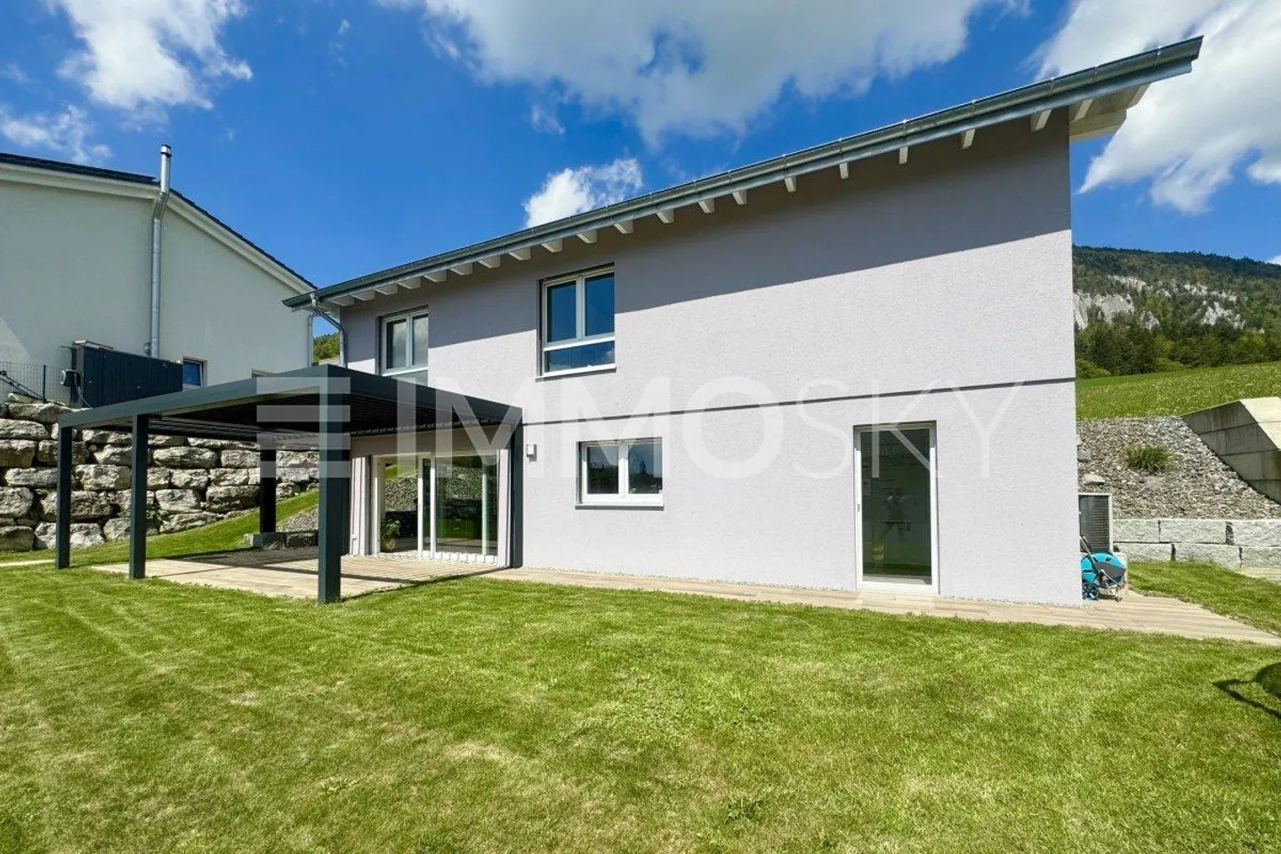 Detached villa in a quiet location - Photo 1 of 5