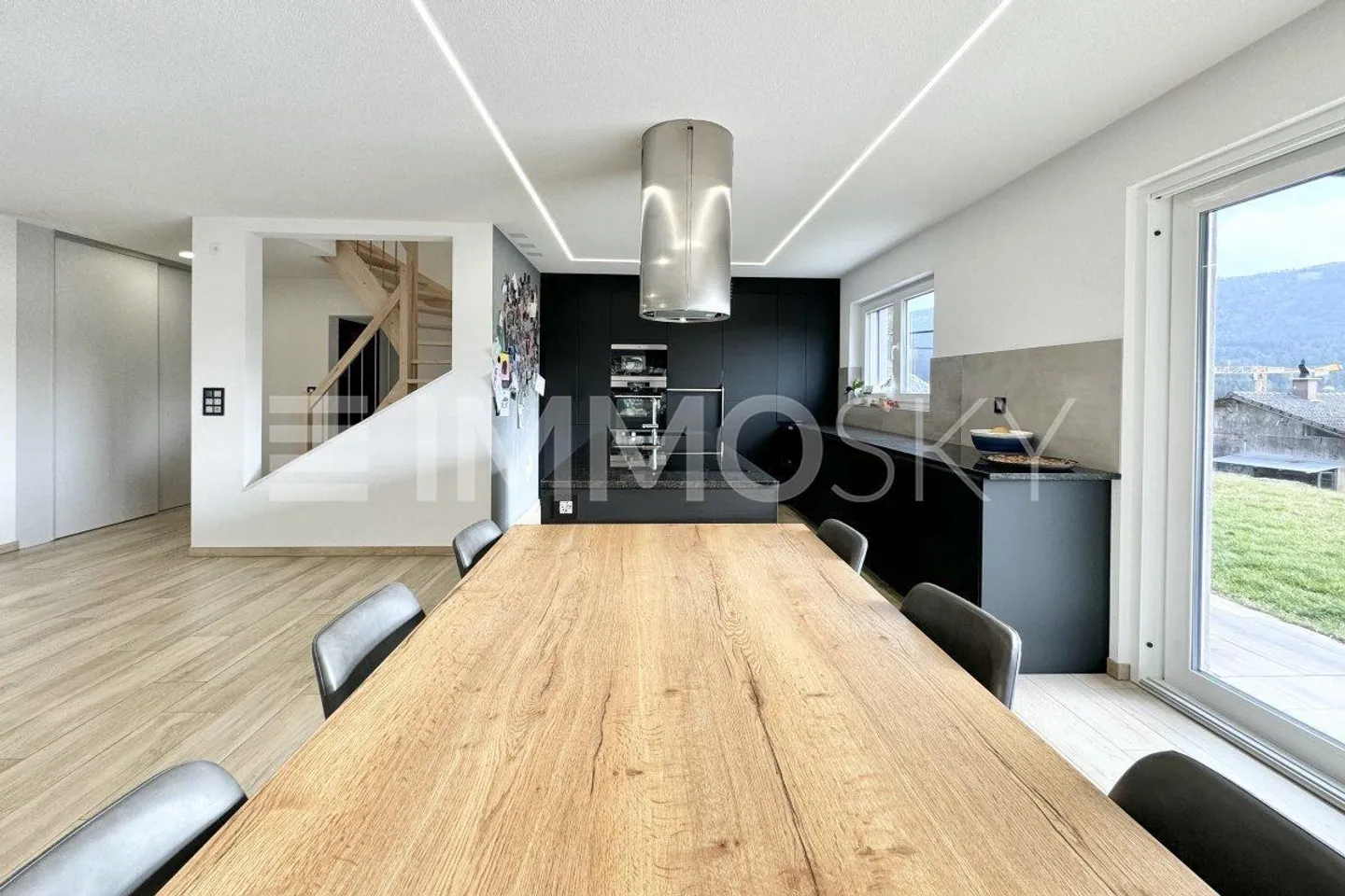 Detached villa in a quiet location - Photo 2 of 5