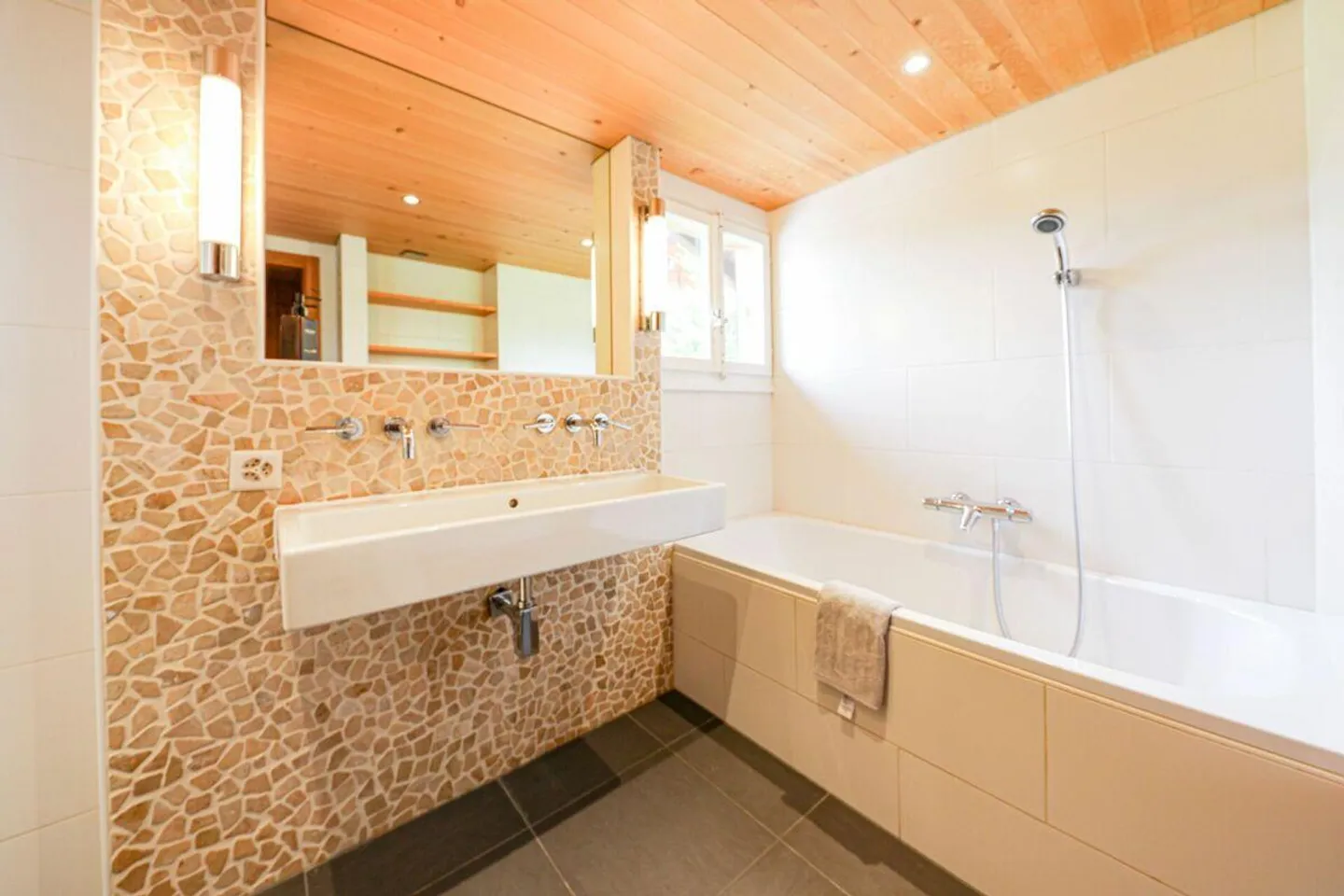 Gemütliches Wohnhaus mit zwei Wohneinheiten, grosszügigem Umschwung und schönem Ausblick - Foto 5 von 8