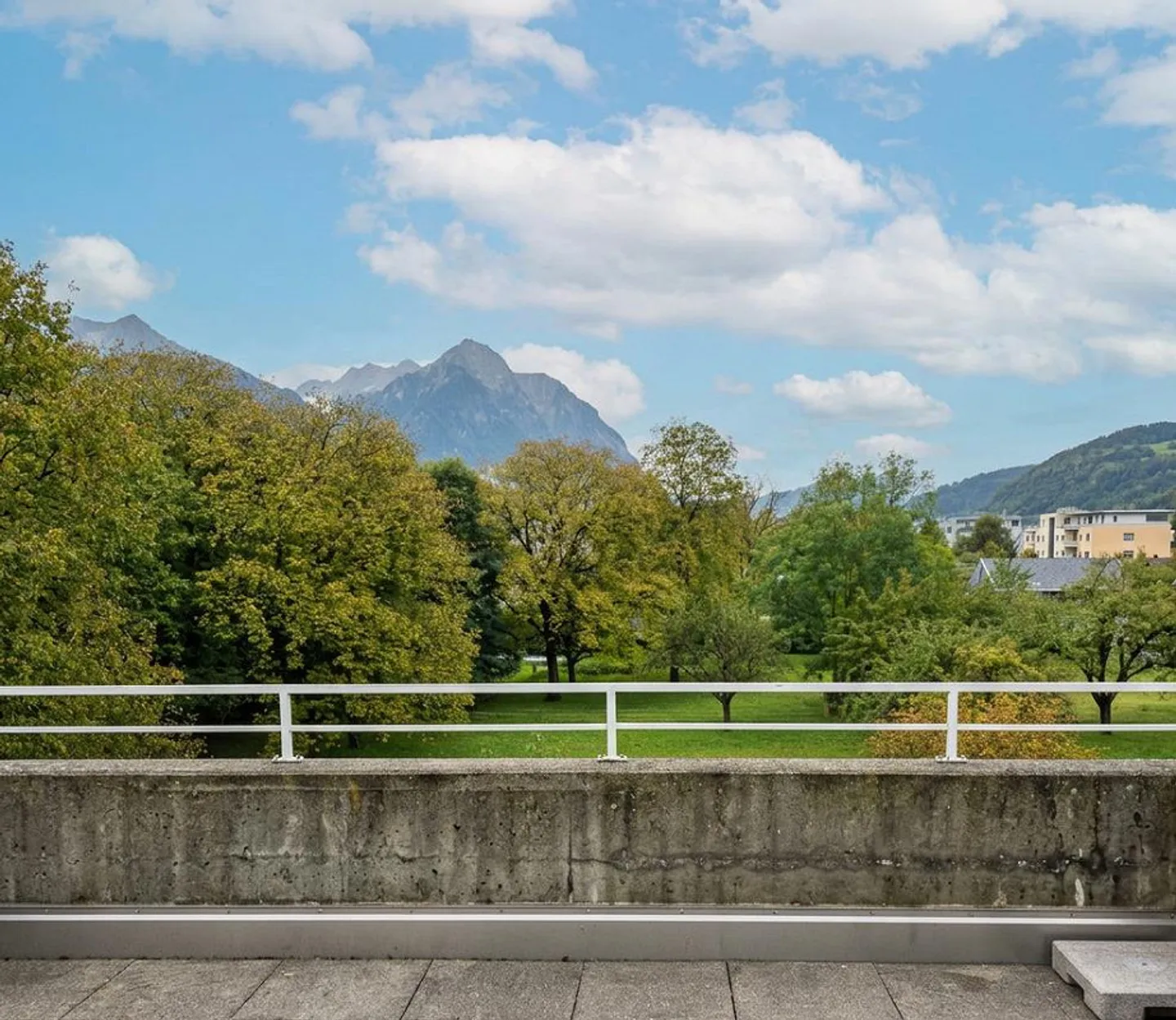 Ampio appartamento di 2,5 stanze con vista - Foto 1 di 9