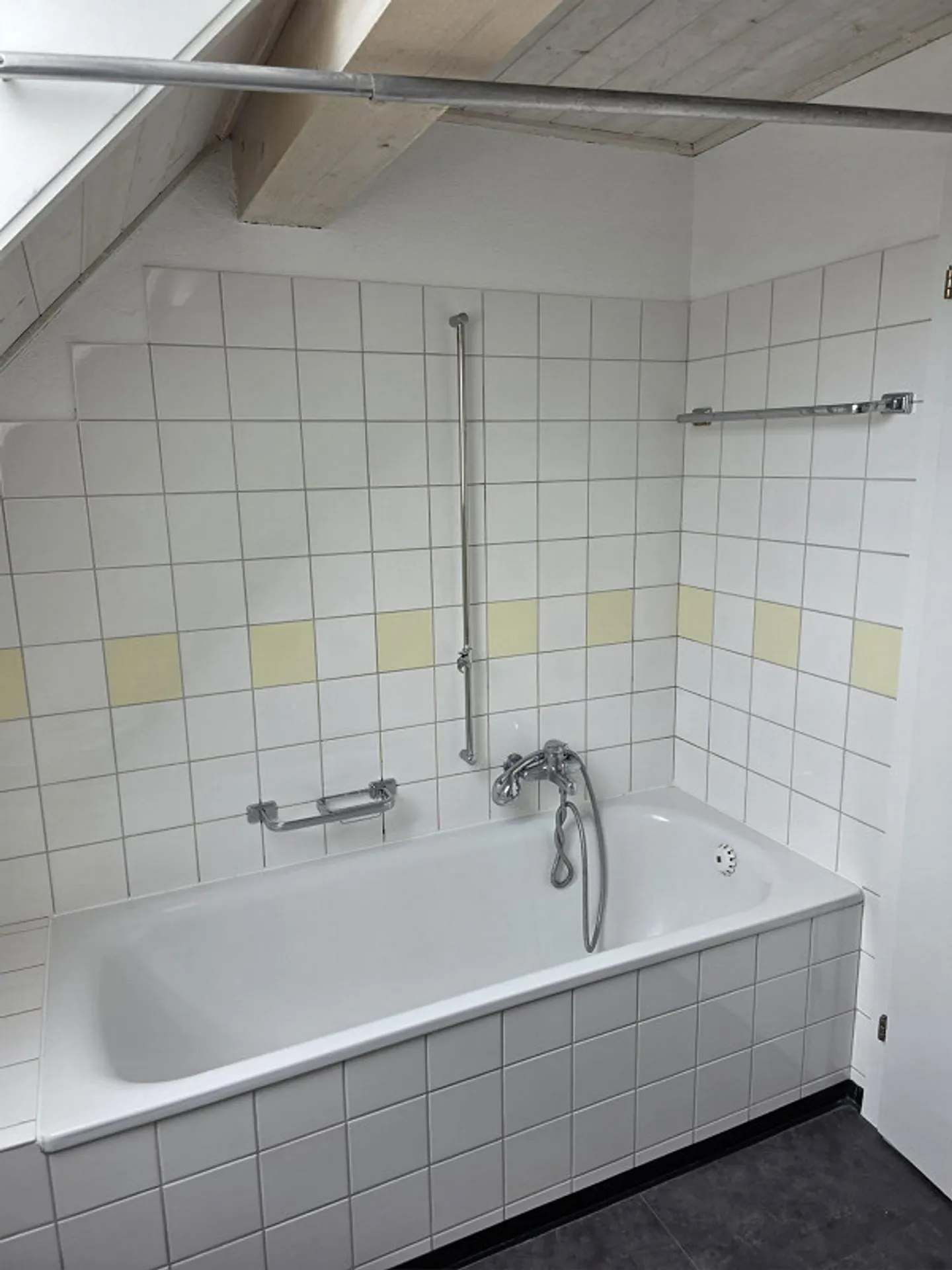 Ampio appartamento di 2,5 stanze con vista - Foto 7 di 9