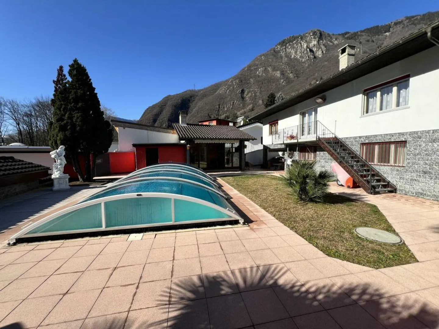 Prestigiosa villa bifamiliare con piscina, dépendance e officina - Foto 2 di 25
