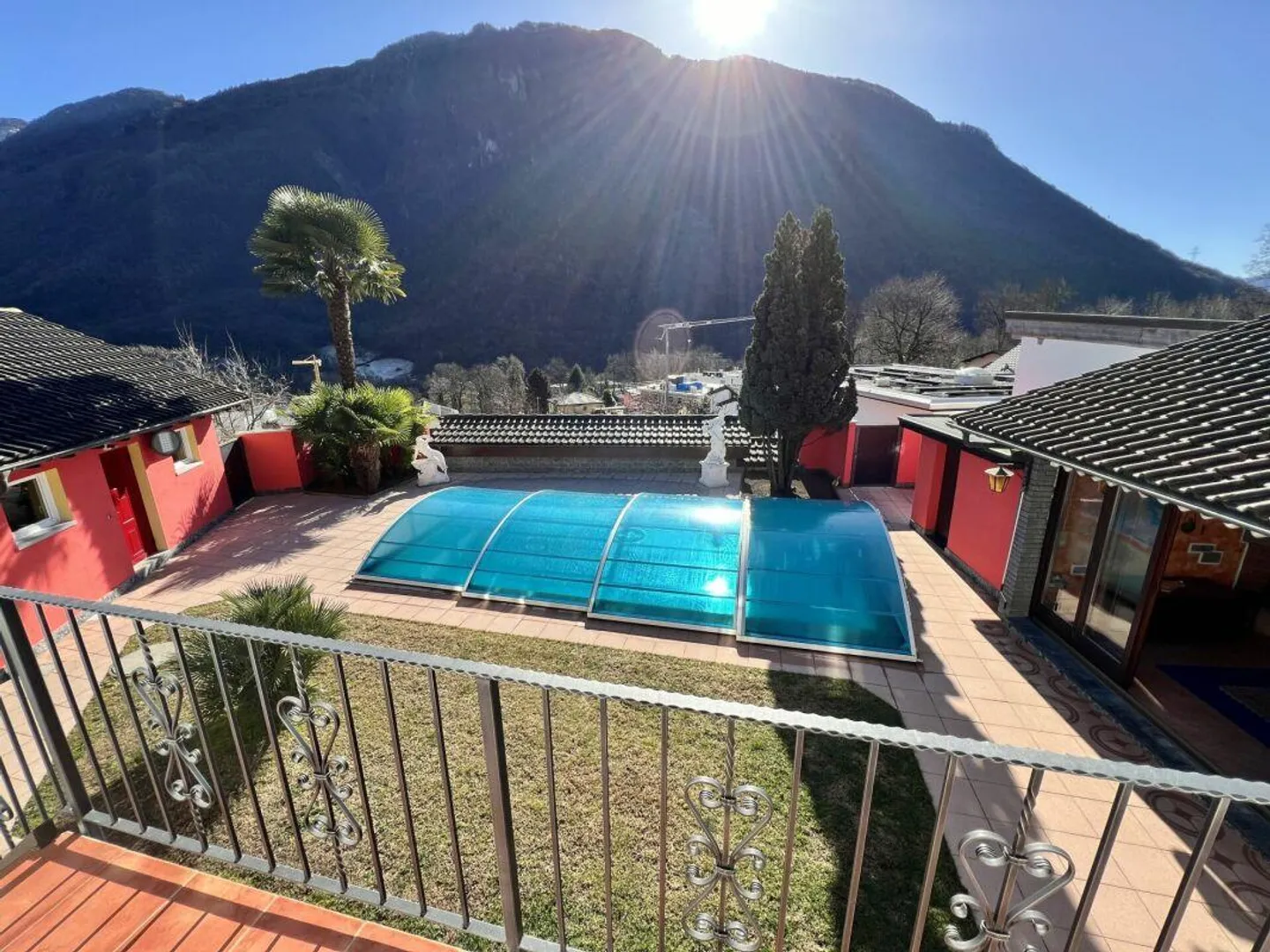 Prestigiosa villa bifamiliare con piscina, dépendance e officina - Foto 7 di 25