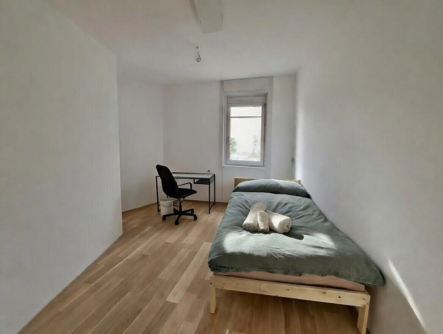 Camera arredata in casa comunitaria - Foto 2 di 3