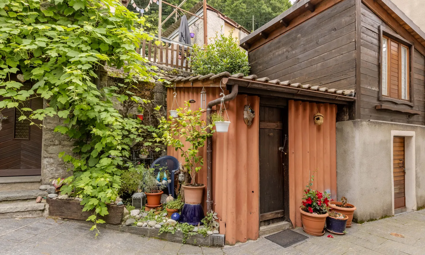Welcoming and Charming 5.5 Room House with Garden in Medeglia - Photo 8 of 9