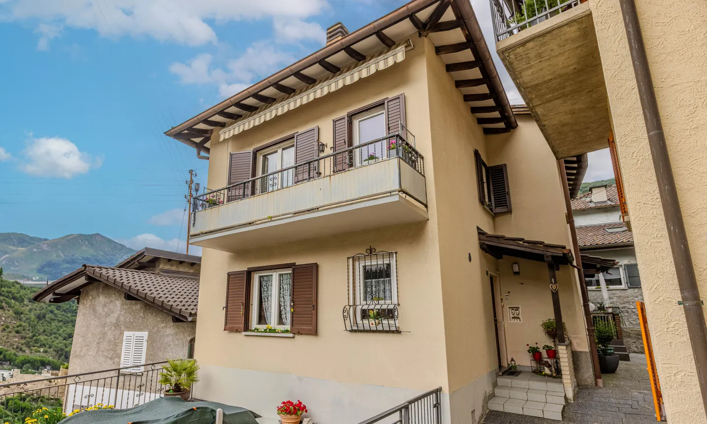 Welcoming and Charming 5.5 Room House with Garden in Medeglia - Photo 9 of 9