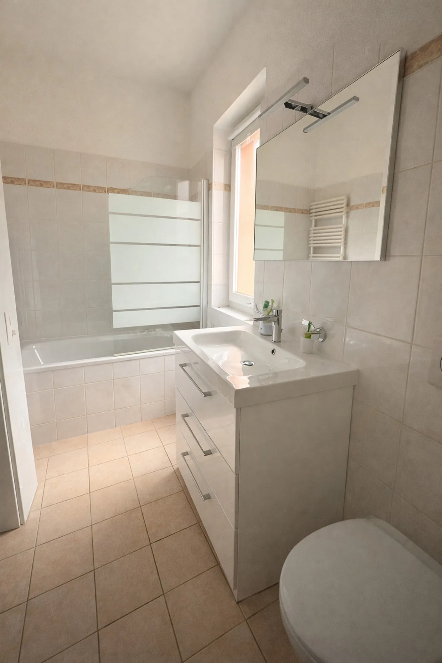 Appartement Charmant avec Vue sur le Lac - Photo 6 sur 9