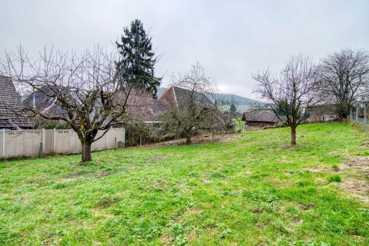 Casa di campagna bernese con circa 750 m² di riserva edificabile (W3): Casa bifamiliare in posizione tranquilla con potenziale versatile - Foto 22 di 31