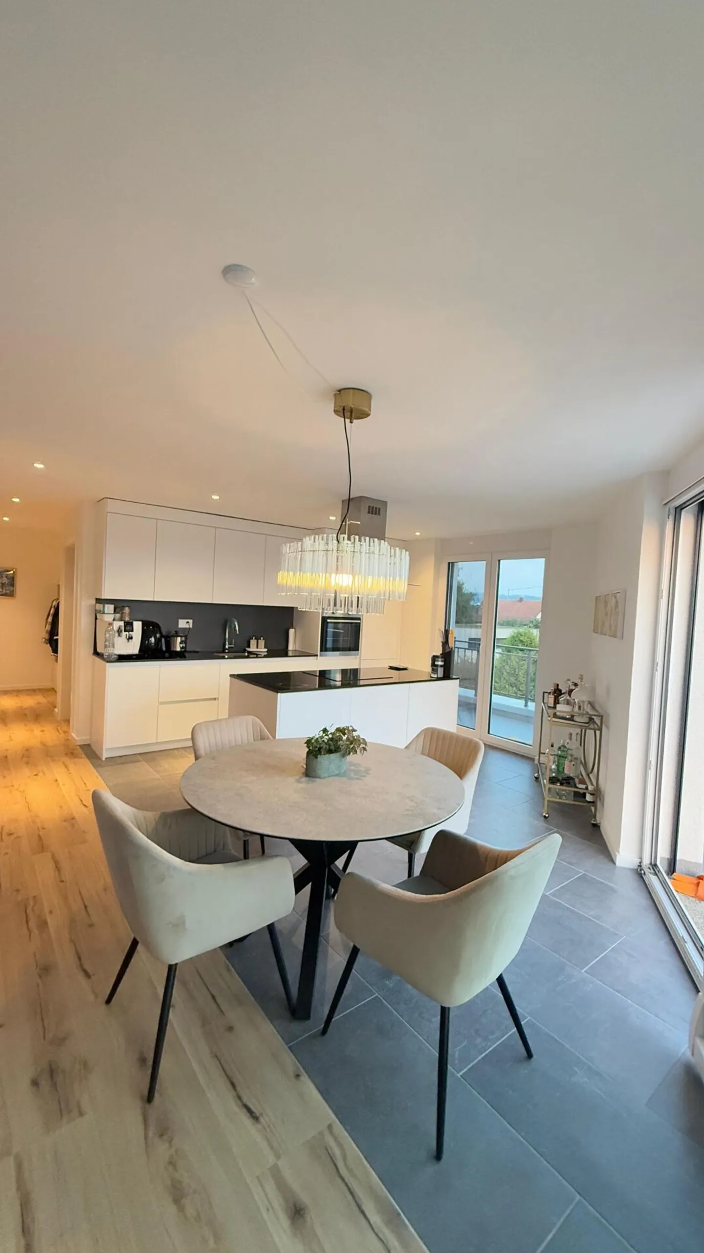 Appartamento attico di 4,5 stanze con bella terrazza e vista! - Foto 9 di 14