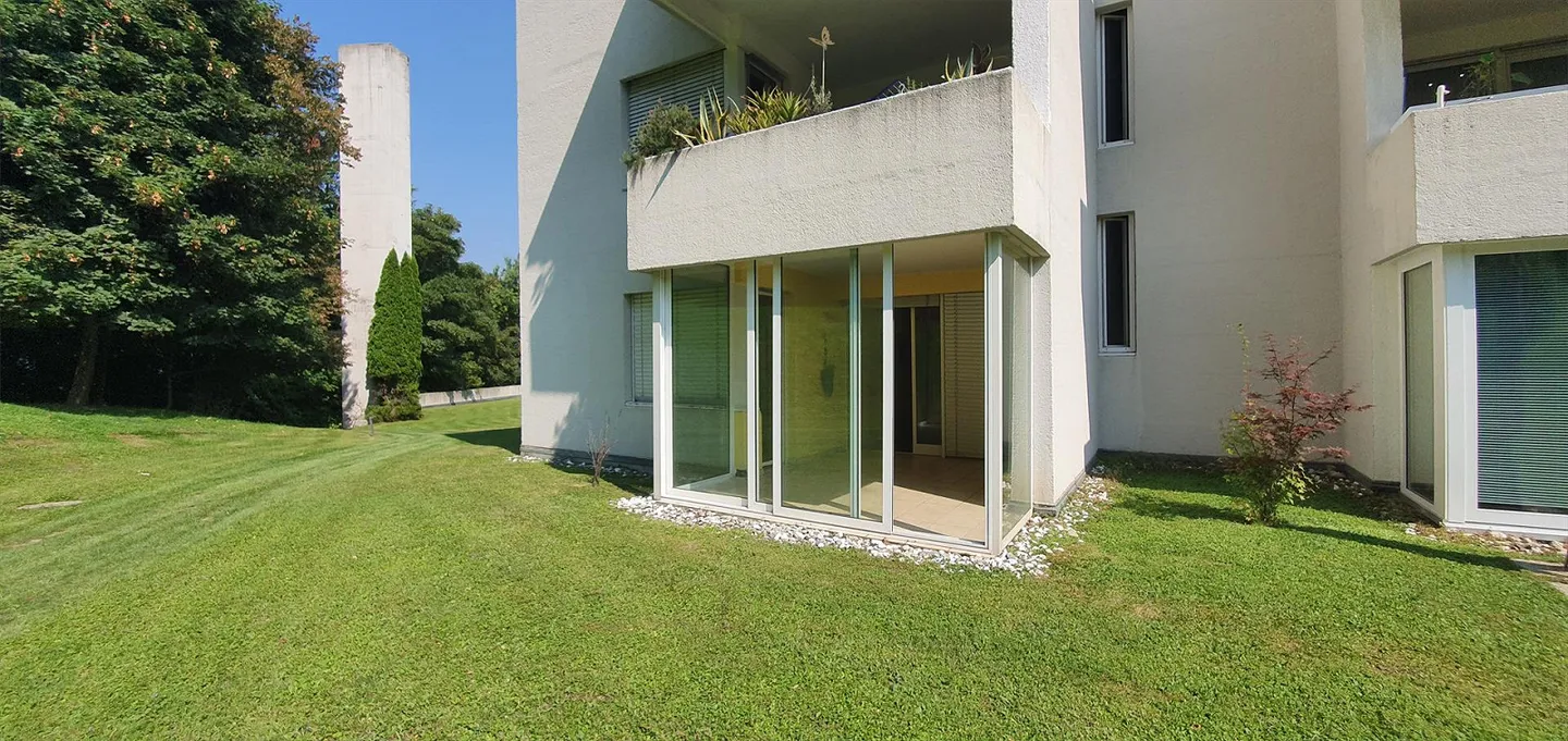 Very spacious, surrounded by the greenery of the Carona hill - Photo 1 of 12