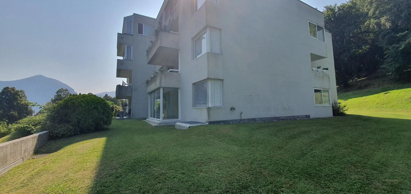 Very spacious, surrounded by the greenery of the Carona hill - Photo 9 of 12