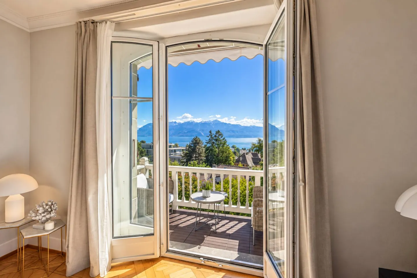Appartement Charmant avec Vue sur le Lac - Photo 3 sur 13