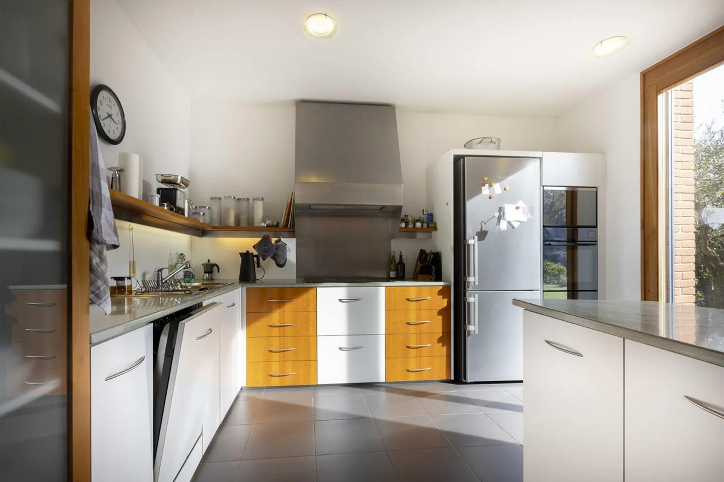 Large Villa 6.5 Rooms with 300 m² Garden in Bioggio - Photo 3 of 12