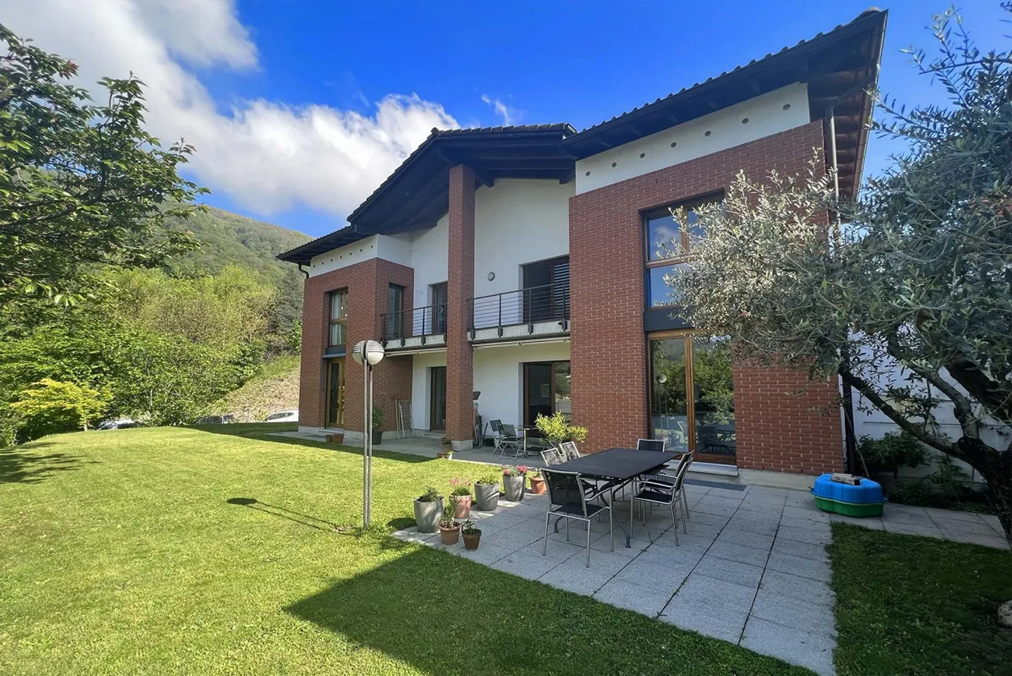 Large Villa 6.5 Rooms with 300 m² Garden in Bioggio - Photo 8 of 12