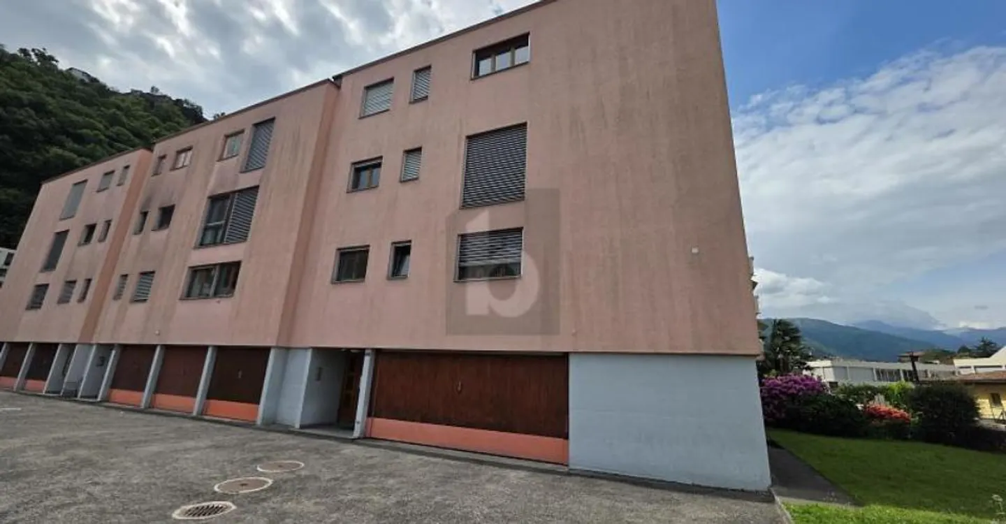 IMMEUBLE EN ENTIER AVEC BEAUCOUP DE POTENTIEL - Photo 1 sur 6