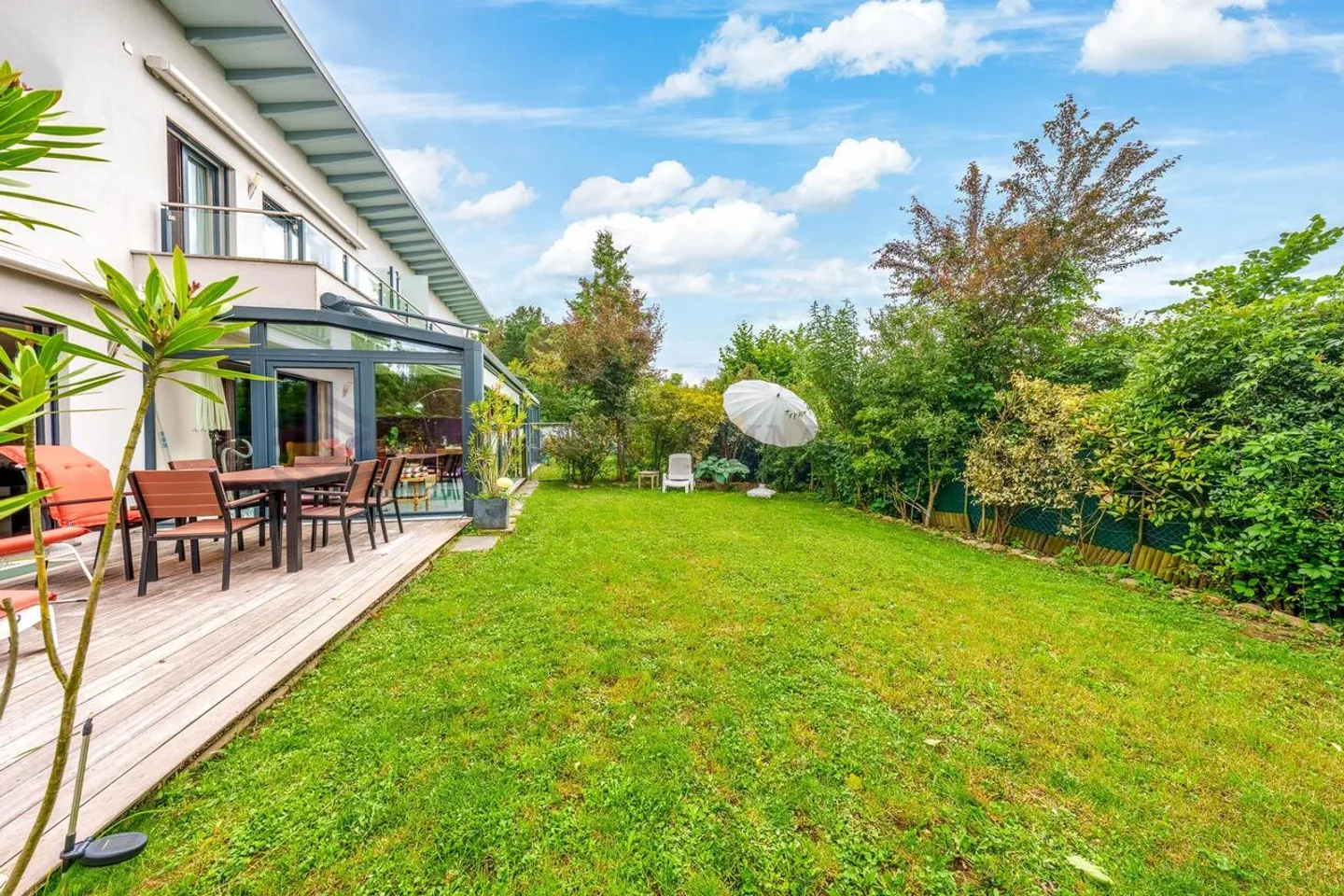 Maison bifamiliale Minergie avec magnifique jardin bordé d'arbres ! - Photo 2 sur 12