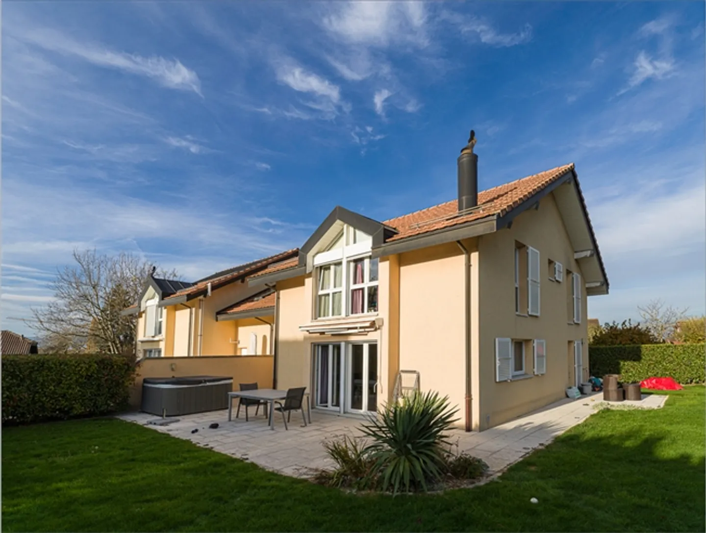 IN VENDITA BELLISSIMA CASA SEMI-INDIPENDENTE SEPARATA DA GARAGE - Foto 1 di 20