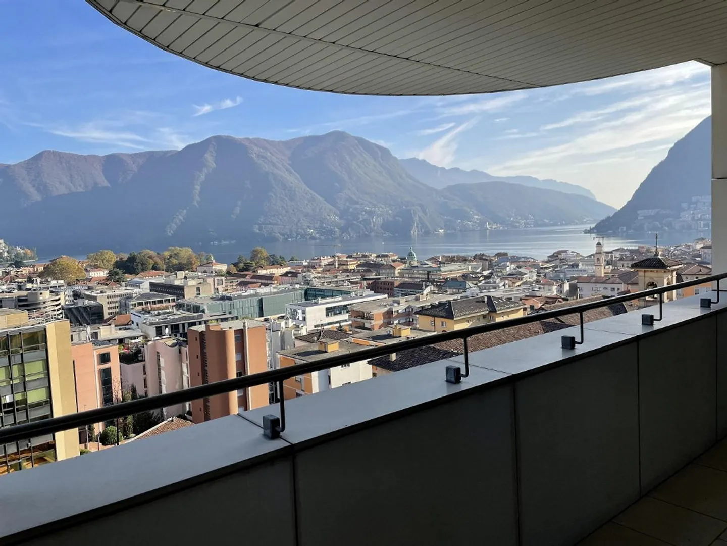 UFFICIO DI 3 LOCALI COMODO AL CENTRO CON VISTA LAGO - Foto 1 di 8