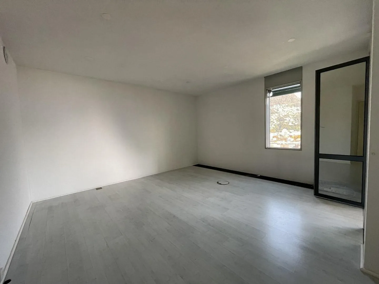 UFFICIO DI 3 LOCALI COMODO AL CENTRO CON VISTA LAGO - Foto 2 di 8